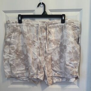 Tie-Dye Shorts in Beige and White. A-10